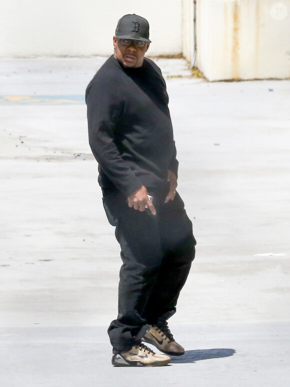 Bobby Brown, stressé, va rendre visite à sa fille Bobby Kristina Brown avec d'autres membres de la famille au centre médical DeKalb à Decatur, le 20 avril 2015. Samedi dernier, Bobby Brown a révélé que sa fille était réveillée et lucide, après de nombreuses spéculations. Il a ensuite parlé avec son médecin devant l'hôpital, et cette dernière l'a pris dans ses bras. 