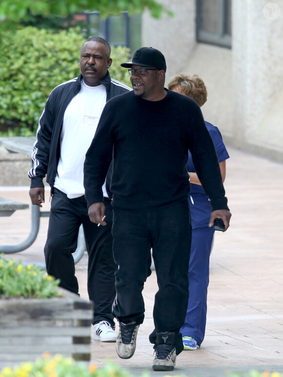 Bobby Brown, stressé, va rendre visite à sa fille Bobby Kristina Brown avec d'autres membres de la famille au centre médical DeKalb à Decatur, le 20 avril 2015. Samedi dernier, Bobby Brown a révélé que sa fille était réveillée et lucide, après de nombreuses spéculations. Il a ensuite parlé avec son médecin devant l'hôpital, et cette dernière l'a pris dans ses bras. 