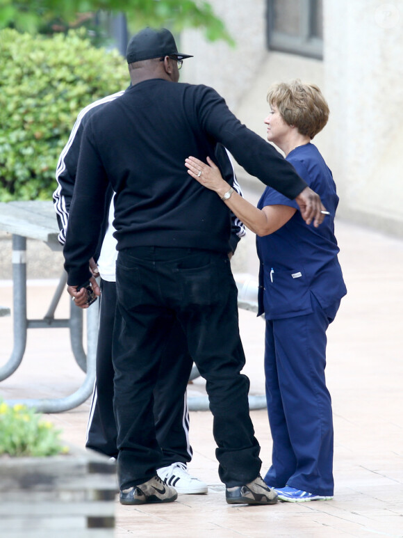 Bobby Brown, stressé, va rendre visite à sa fille Bobby Kristina Brown avec d'autres membres de la famille au centre médical DeKalb à Decatur, le 20 avril 2015. Samedi dernier, Bobby Brown a révélé que sa fille était réveillée et lucide, après de nombreuses spéculations. Il a ensuite parlé avec son médecin devant l'hôpital, et cette dernière l'a pris dans ses bras. 