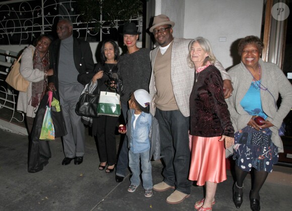 Bobby Brown, sa femme Alicia Etheridge et leur fils Cassius - People à la sortie du restaurant Madeo à West Hollywood. Le 6 mai 2014  