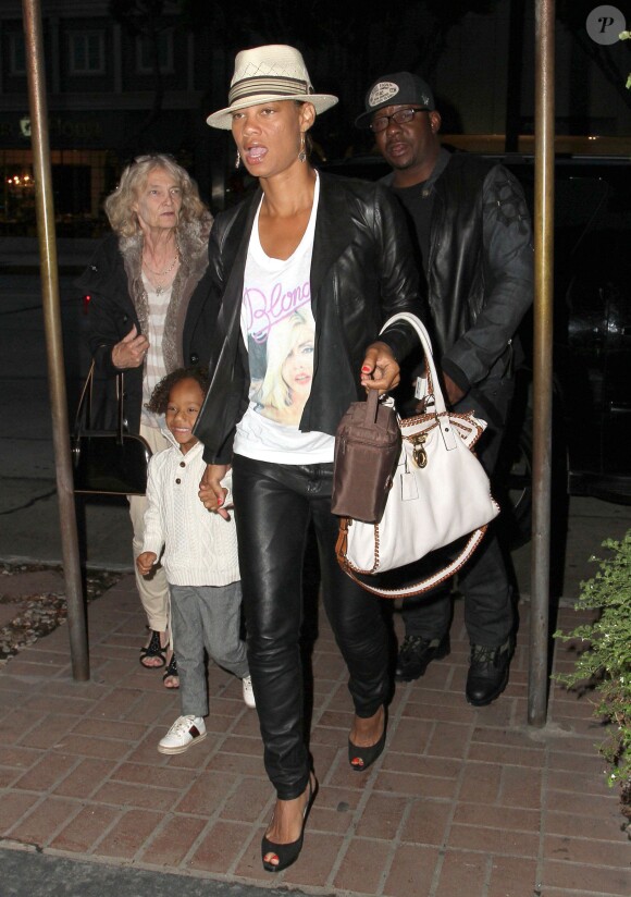 Bobby Brown se rend au restaurant "Madeo" avec sa femme Alicia Etheredge et d'autres membres de sa famille a West Hollywood, le 6 mai 2013.  