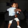 Kim Kardashian arrive avec son mari Kanye West et leur fille North à l'aéroport de LAX à Los Angeles le 16 avril 2015