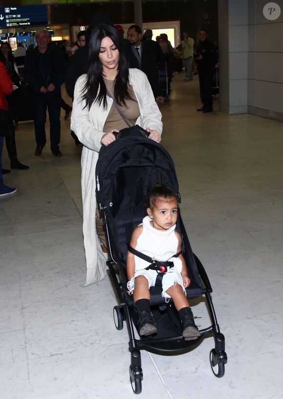 Kanye West, Kim Kardashian et leur fille North arrivent à l'aéroport de Roissy Charles-de-Gaulle à Paris. Le 14 avril 2015