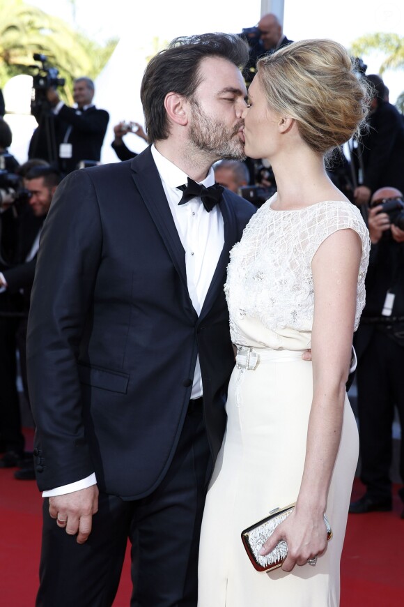 Clovis Cornillac et sa femme Lilou Fogli (bisou) - Montée des marches du film "Inside Out" (Vice-Versa) lors du 68e Festival International du Film de Cannes, le 18 mai 2015.