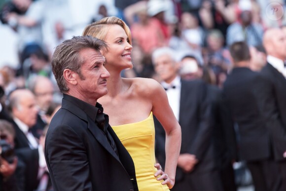 Charlize Theron et son fiancé Sean Penn - Montée des marches du film "Mad Max : Fury Road" lors du 68e Festival International du Film de Cannes, le 14 mai 2015.