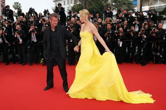 Charlize Theron et son fiancé Sean Penn - Montée des marches du film "Mad Max : Fury Road" lors du 68e Festival International du Film de Cannes, à Cannes le 14 mai 2015.