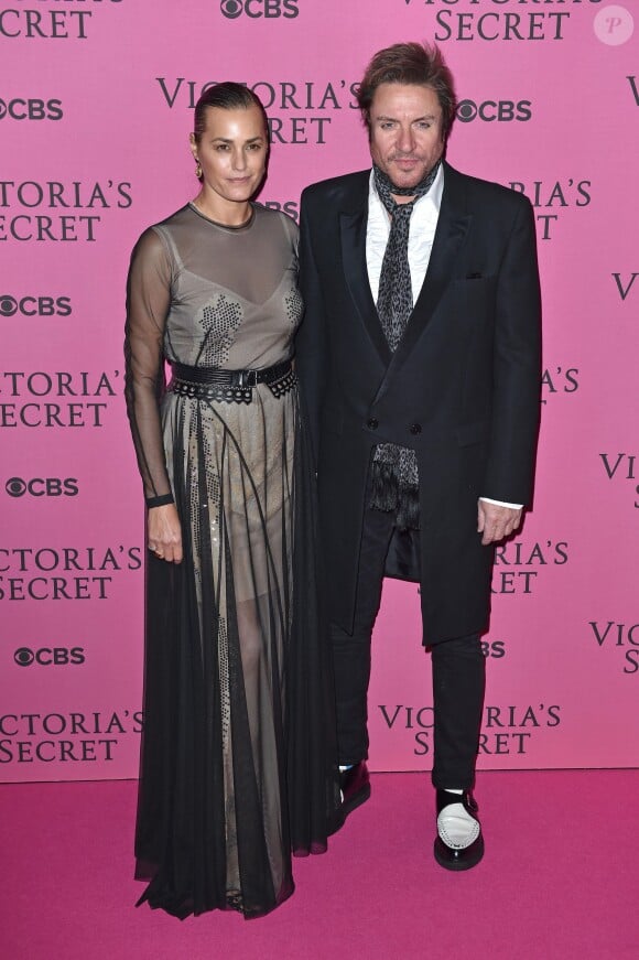 Simon Le Bon et sa femme Yasmin Le Bon - Photocall du défilé Victoria's Secret à Londres, le 2 décembre 2014.