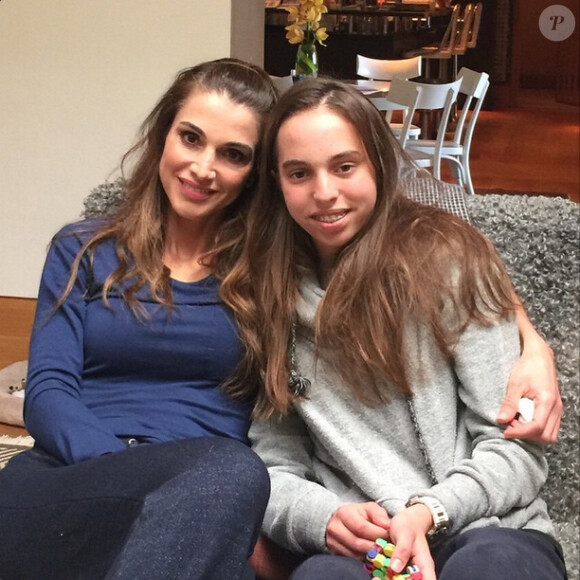 La reine Rania de Jordanie avec sa fille la princesse Salma le vendredi 22 mai 2015, après son retour du Forum économique mondial de la mer Morte. Photo Instagram.