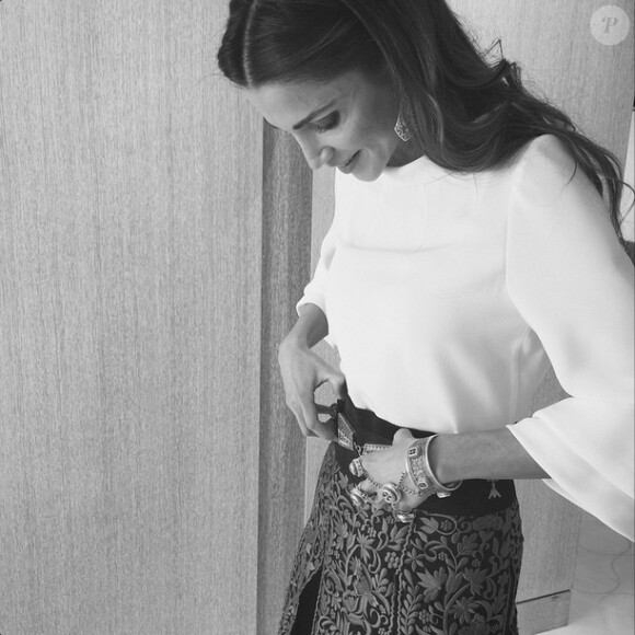 La reine Rania de Jordanie se préparant pour la Fête nationale le 25 mai 2015. Photo Instagram.