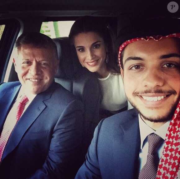 La reine Rania de Jordanie de retour des cérémonies de la Fête nationale avec son mari le roi Abdullah II et son fils le prince héritier Hussein, le 25 mai 2015 à Amman. Photo Instagram.