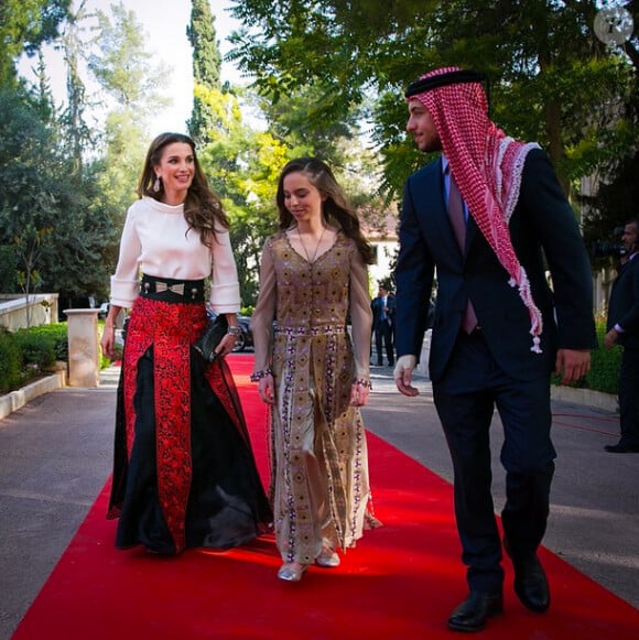 La reine Rania de Jordanie avec sa fille la princesse Salma et son fils le prince héritier Hussein sur le tapis rouge lors des célébrations de la Fête nationale à Amman le 25 mai 2015. Photo Instagram.