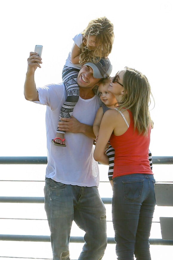 Cam Gigandet, Dominique Geisendorff et leurs enfants Everleigh et Rekker à Santa Monica Pier le 28 juillet 2014