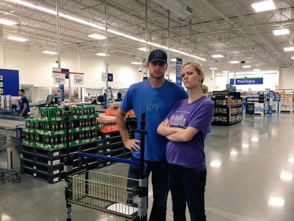 Andy Roddick et sa belle Morgan Beck, enceinte, près pour une virée shopping pour la Fondation de l'ancien tennisman - photo publiée sur Twitter le 26 mai 2015