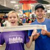 Andy Roddick, sa belle Morgan Beck, enceinte, et leur ticket de caisse géant, lors d'une virée shopping pour la Fondation de l'ancien tennisman - photo publiée sur Twitter le 26 mai 2015