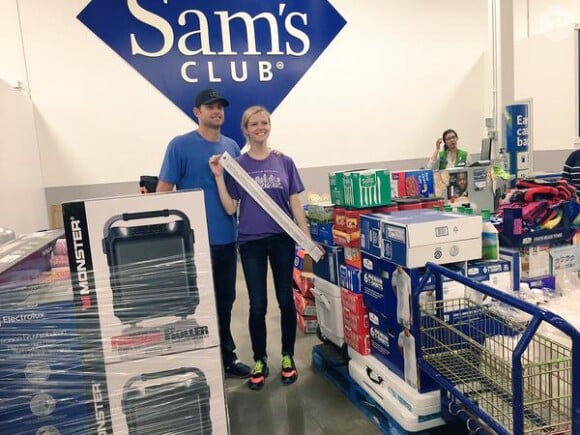 Andy Roddick,Morgan Beck, enceinte et leurs quelques achats lors d'une virée shopping pour la Fondation de l'ancien tennisman - photo publiée sur Twitter le 26 mai 2015