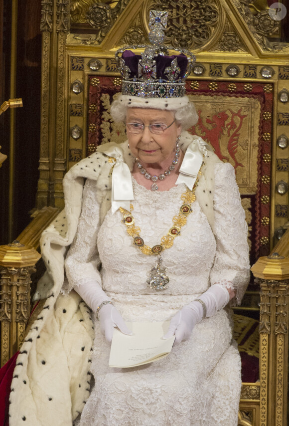 La reine Elisabeth II d'Angleterre - La famille royale d'Angleterre lors de la cérémonie d'ouverture du parlement à Londres. Le 27 mai 2015