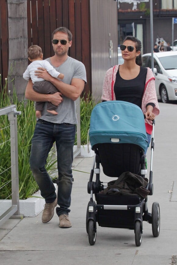 L'ex de Charlize Theron, Stuart Townsend, avec son fils et sa compagne à Los Angeles le 7 juillet 2014