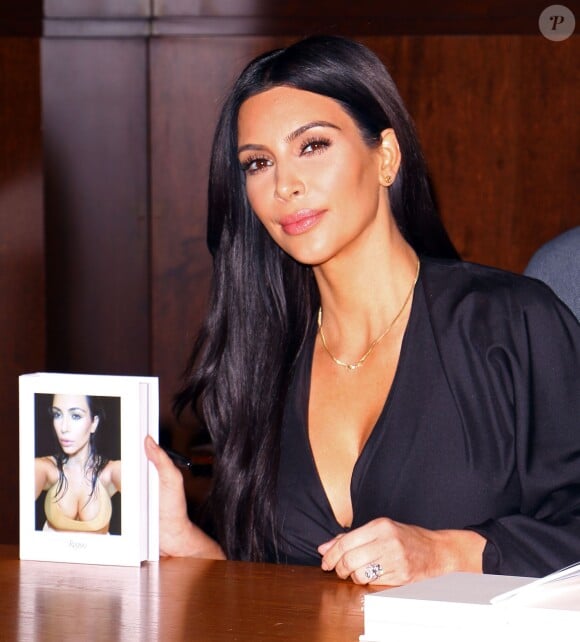 Kim Kardashian en pleine séance de dédicace de son livre " Selfish " à Los Angeles Le 07 mai 2015  