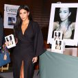  Kim Kardashian en pleine s&eacute;ance de d&eacute;dicace de son livre " Selfish " &agrave; Los Angeles Le 07 mai 2015  