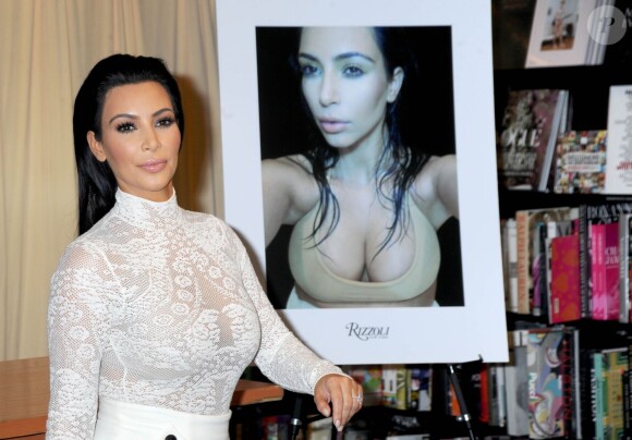 Kim Kardashian dédicace son nouveau livre "Selfish" chez Barnes & Noble à New York. Le 5 mai 2015 