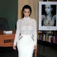  Kim Kardashian d&eacute;dicace son nouveau livre "Selfish" chez Barnes &amp; Noble &agrave; New York. Le 5 mai 2015&nbsp;  