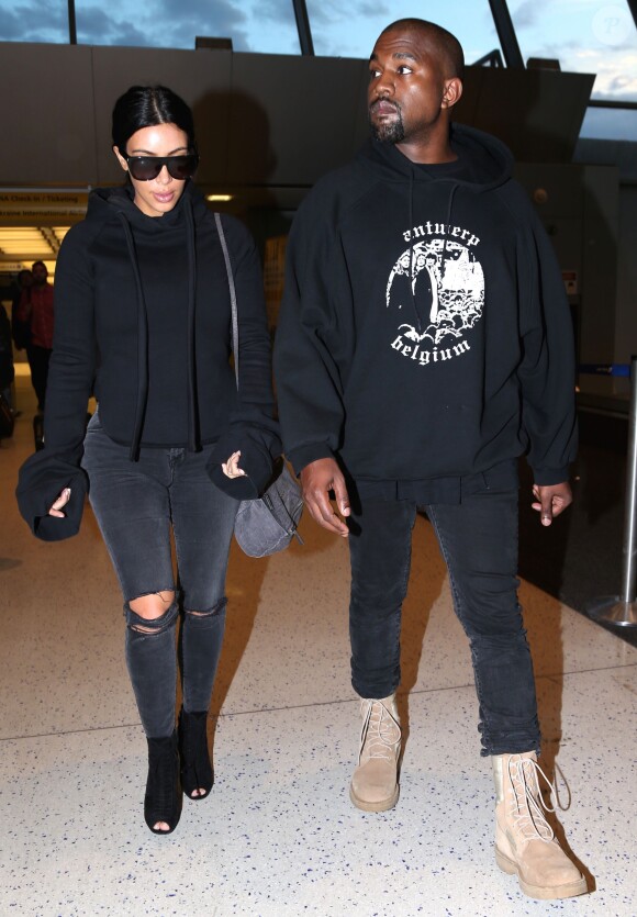 Kim Kardashian et son mari Kanye West arrivent à l'aéroport JFK à New York, le 21 avril 2015.  