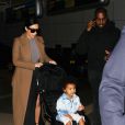  Kim Kardashian arrive avec son mari Kanye West et leur fille North &agrave; l'a&eacute;roport de LAX &agrave; Los Angeles, le 16 avril 2015 