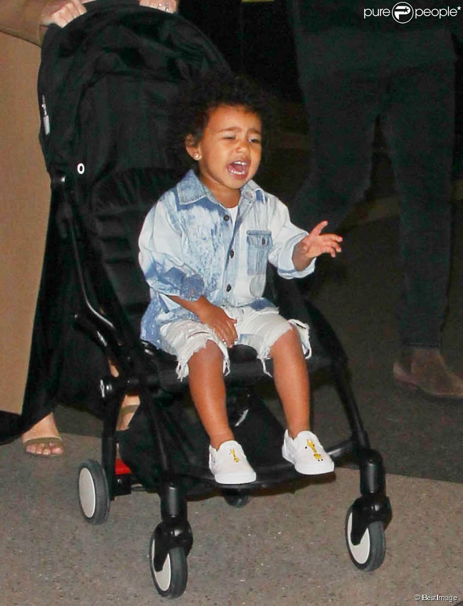  Kim Kardashian arrive avec son mari Kanye West et leur fille North &amp;agrave; l&#039;a&amp;eacute;roport de LAX &amp;agrave; Los Angeles, le 16 avril 2015 