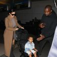 Kim Kardashian arrive avec son mari Kanye West et leur fille North &agrave; l'a&eacute;roport de LAX &agrave; Los Angeles, le 16 avril 2015 