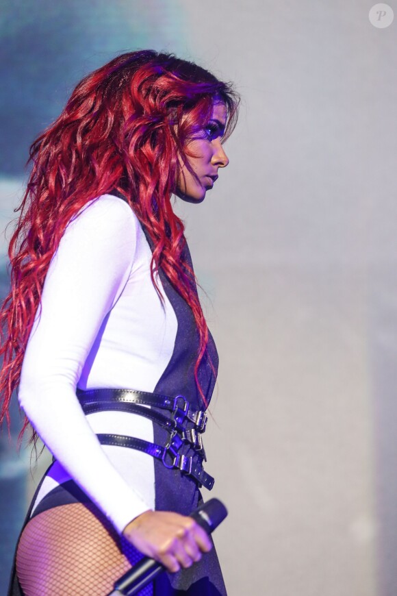 Shy'm en concert au Zénith de Lille dans le cadre de sa tournée "Paradoxal Tour", le 25 avril 2015.