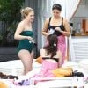 Melissa Joan Hart passe la journée au bord d'une piscine avec des amies à Miami. L'actrice affiche des rondeurs, et assume sa silhouette. Le 29 mai 2015