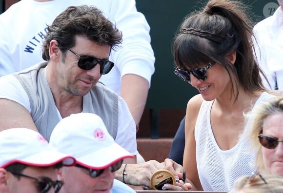 Patrick Bruel et sa compagne Caroline dans les tribunes des Internationaux de France de tennis de Roland Garros le 30 mai 2015