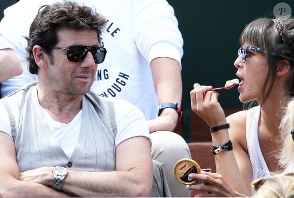 Patrick Bruel et sa compagne Caroline dans les tribunes des Internationaux de France de tennis de Roland Garros le 30 mai 2015