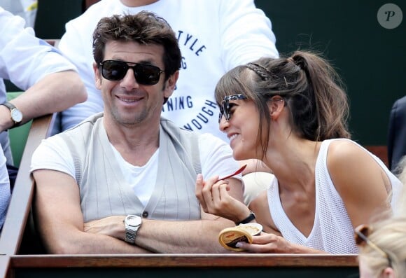 Patrick Bruel et sa compagne Caroline dans les tribunes des Internationaux de France de tennis de Roland Garros le 30 mai 2015