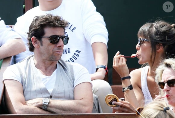 Patrick Bruel et sa compagne Caroline dans les tribunes des Internationaux de France de tennis de Roland Garros le 30 mai 2015