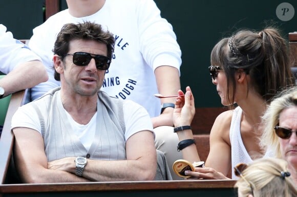 Patrick Bruel et sa compagne Caroline dans les tribunes des Internationaux de France de tennis de Roland Garros le 30 mai 2015