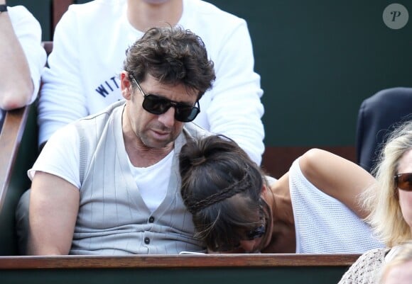 Patrick Bruel et sa compagne Caroline dans les tribunes des Internationaux de France de tennis de Roland Garros le 30 mai 2015