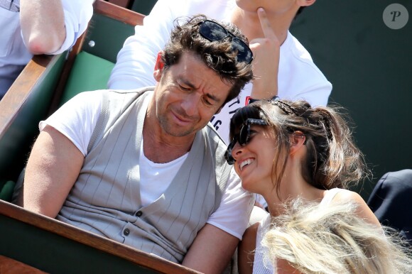 Patrick Bruel et sa compagne Caroline dans les tribunes des Internationaux de France de tennis de Roland Garros le 30 mai 2015