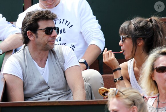 Patrick Bruel et sa compagne Caroline dans les tribunes des Internationaux de France de tennis de Roland Garros le 30 mai 2015