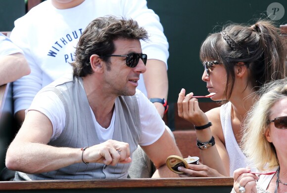 Patrick Bruel et sa compagne Caroline dans les tribunes des Internationaux de France de tennis de Roland Garros le 30 mai 2015