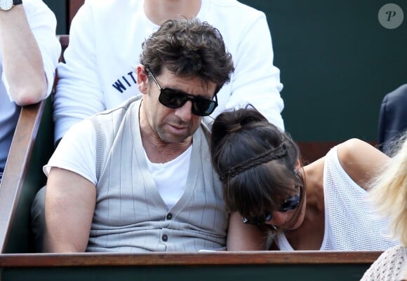 Patrick Bruel et sa compagne Caroline dans les tribunes des Internationaux de France de tennis de Roland Garros le 30 mai 2015