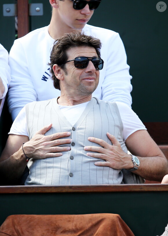 Patrick Bruel et sa compagne Caroline dans les tribunes des Internationaux de France de tennis de Roland Garros le 30 mai 2015