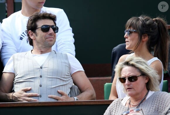 Patrick Bruel et sa compagne Caroline dans les tribunes des Internationaux de France de tennis de Roland Garros le 30 mai 2015