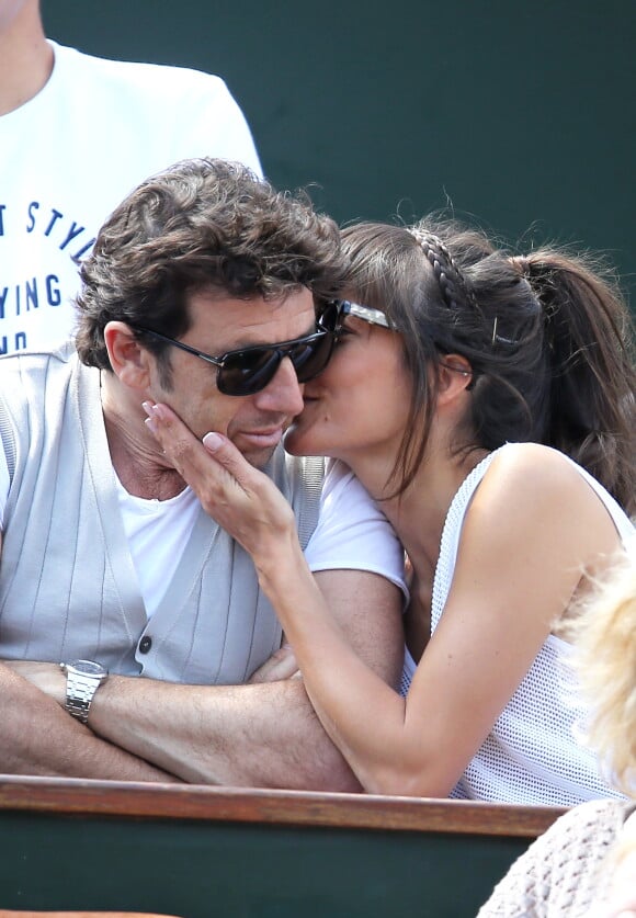 Patrick Bruel et sa compagne Caroline : in love dans les tribunes des Internationaux de France de tennis de Roland Garros le 30 mai 2015