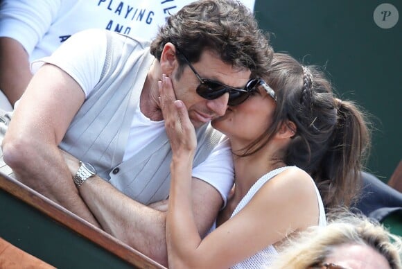 Patrick Bruel et sa compagne Caroline dans les tribunes des Internationaux de France de tennis de Roland Garros le 30 mai 2015