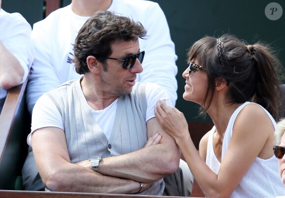 Patrick Bruel et sa compagne Caroline dans les tribunes des Internationaux de France de tennis de Roland Garros le 30 mai 2015