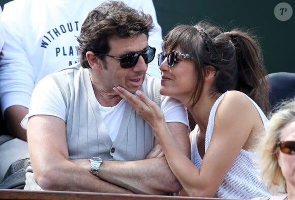 Patrick Bruel et sa belle Caroline dans les tribunes des Internationaux de France de tennis de Roland Garros le 30 mai 2015
