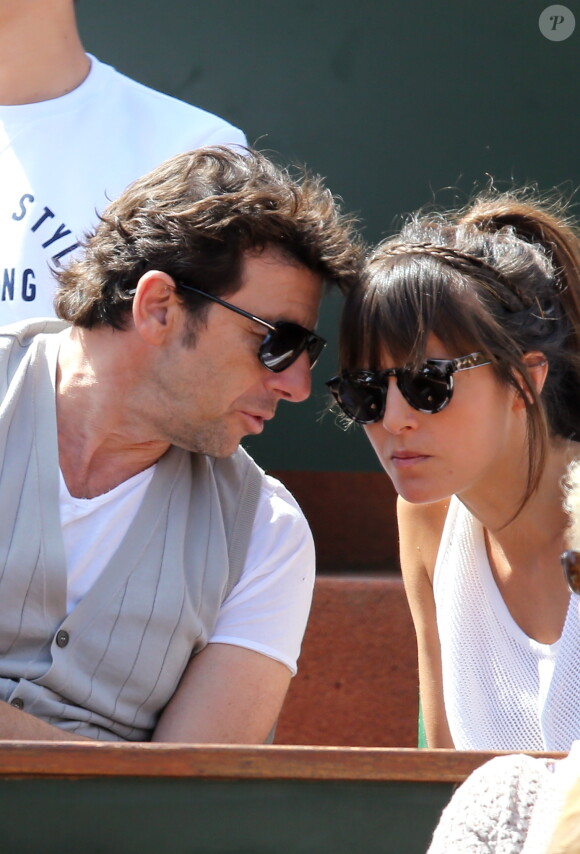 Patrick Bruel et sa compagne Caroline dans les tribunes des Internationaux de France de tennis de Roland Garros le 30 mai 2015