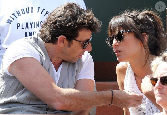 Patrick Bruel et sa compagne Caroline dans les tribunes des Internationaux de France de tennis de Roland Garros le 30 mai 2015