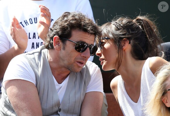 Patrick Bruel et sa compagne Caroline dans les tribunes des Internationaux de France de tennis de Roland Garros le 30 mai 2015